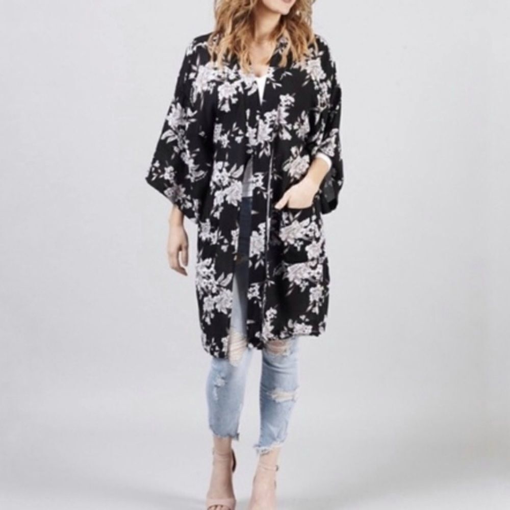SPIRITUAL Gangster Maya Black Floral Kimono